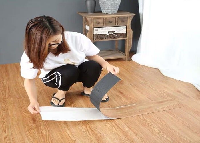 Ticari Dekorasyon için Yapıştırıcı Soyma ve Çubuk Vinil Döşeme 1.5mm 2.0mm